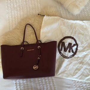 MICHAEL KORS MEDIUM JET SET TOTE IN CINNABAR